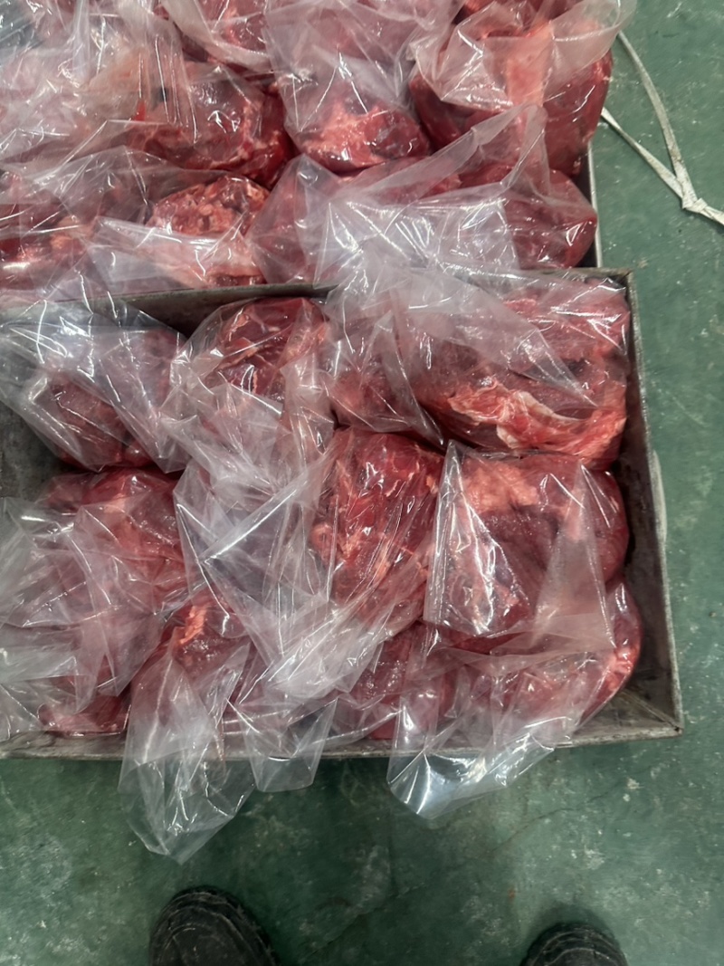 抽真空小包装牛腿肉，本厂按照客户价格规格要求定制货源充足