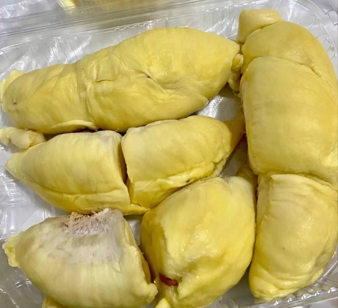 金黄色果肉的切开金枕头榴莲特写