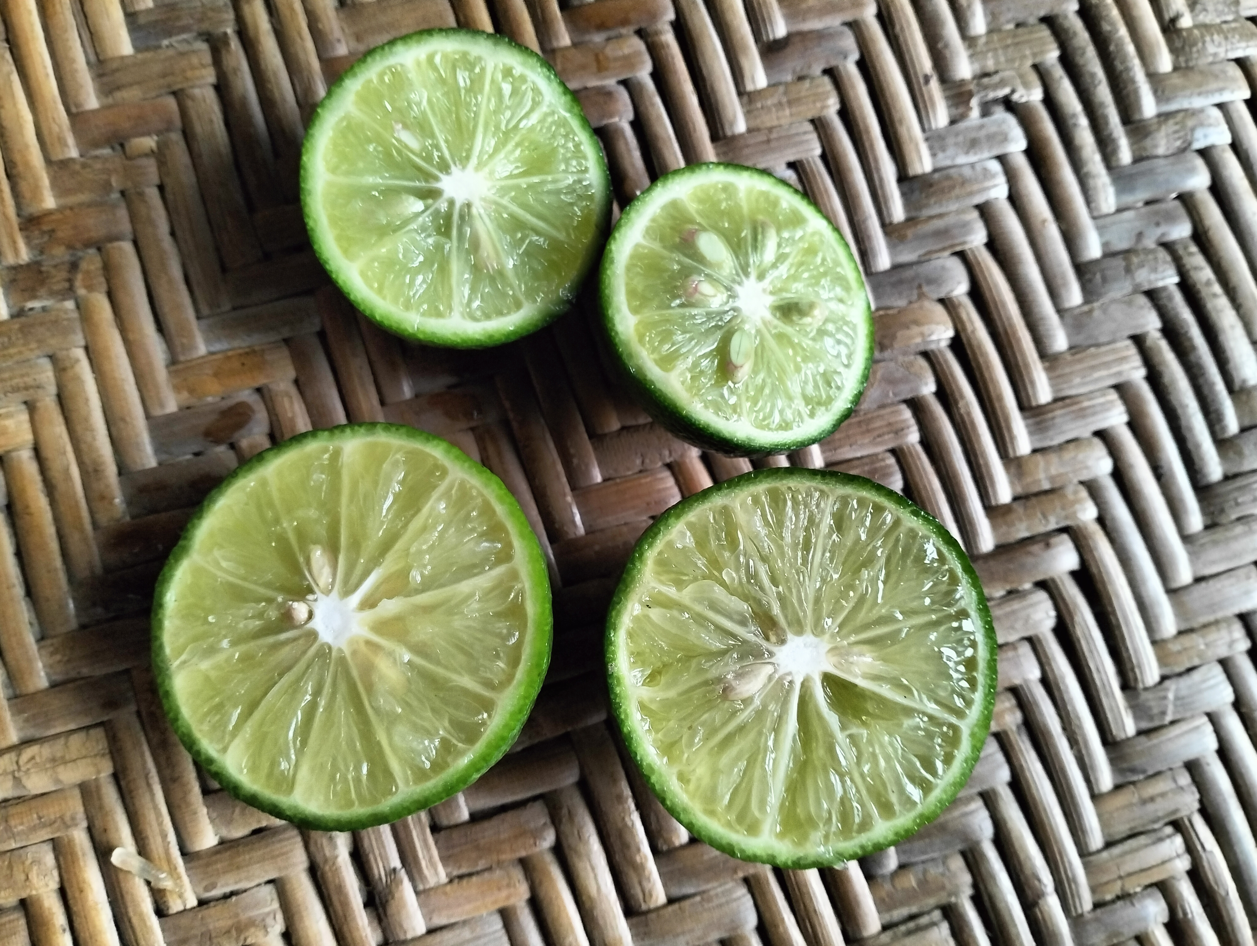 新鲜柠檬切片与粗海盐混合在一起,准备腌制 柠檬切片与海盐混合图