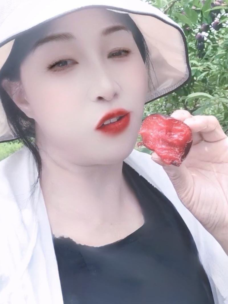 风味玫瑰已成熟，颜色漂亮，果肉爽甜可口，我们这里基地多