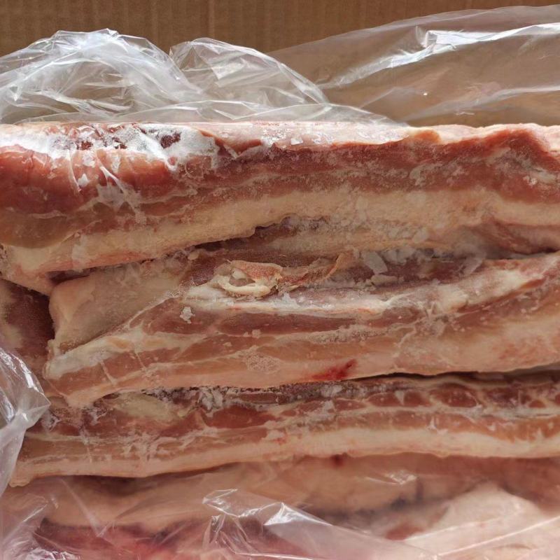 带皮五花肉条，层次分明，颜色鲜亮，价格超低实惠