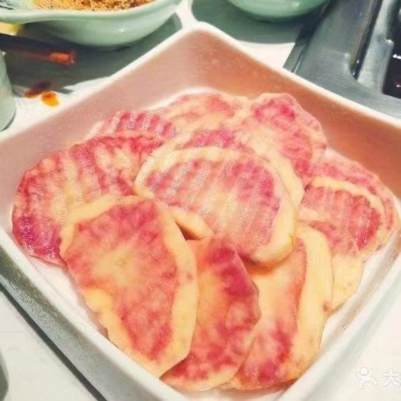 云南七彩土豆大量上市中。