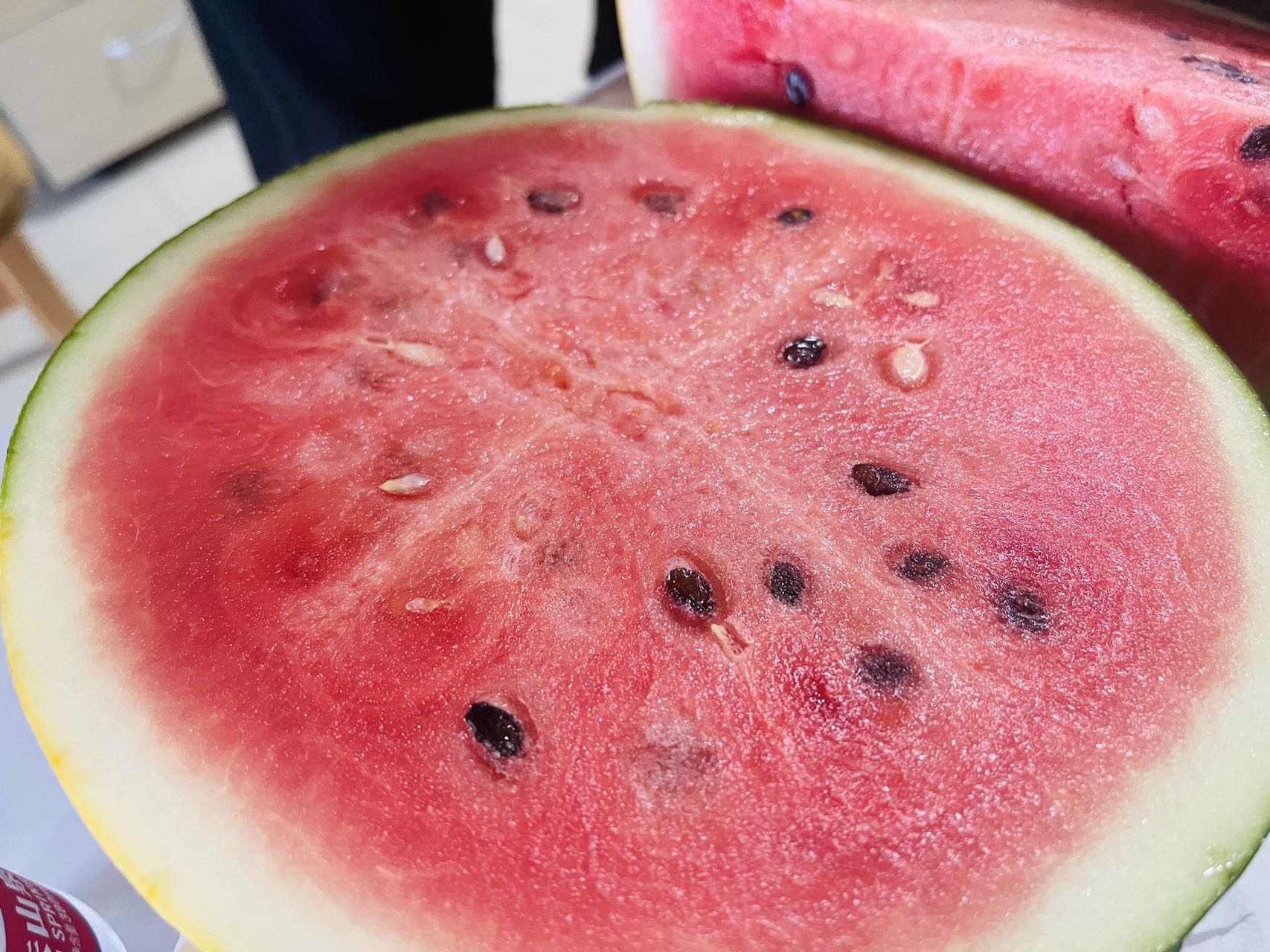 西瓜切开后鲜红多汁的果肉特写