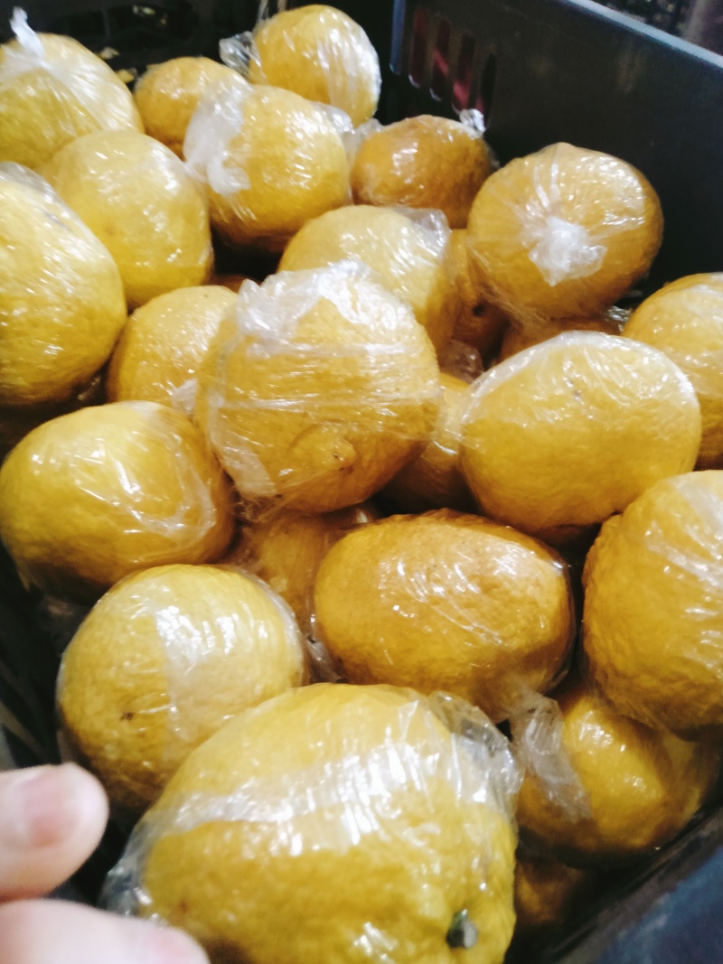 黄金贡柚又名春香入口香甜可口，味道浓甜化渣