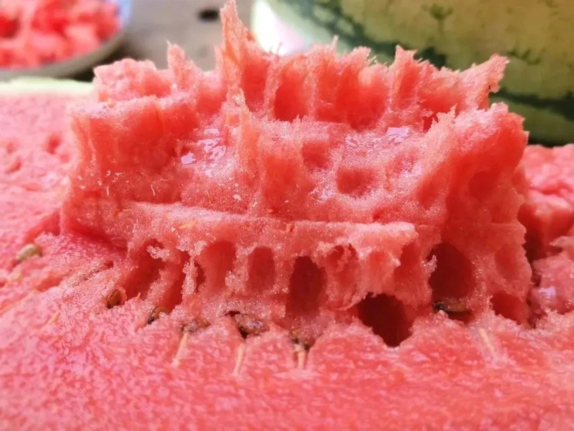 西瓜与肝脏健康的宣传图,强调其天然清肝功效 西瓜与肝脏健康宣传图