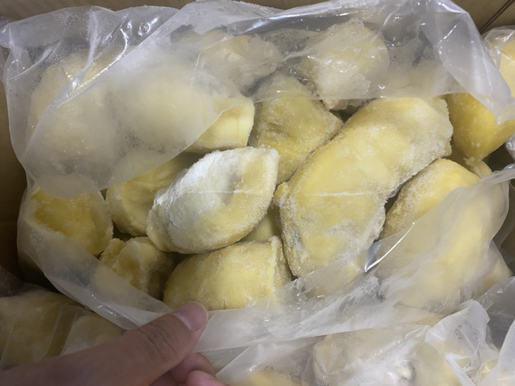 超市冷柜中陈列的金枕头榴莲冷冻果肉包装产品