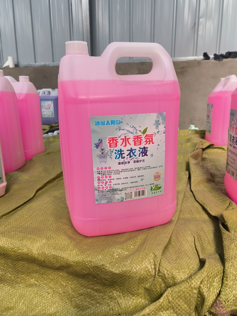 高品质香水洗衣皂液，去污力强，持久留香，不伤衣物不伤手