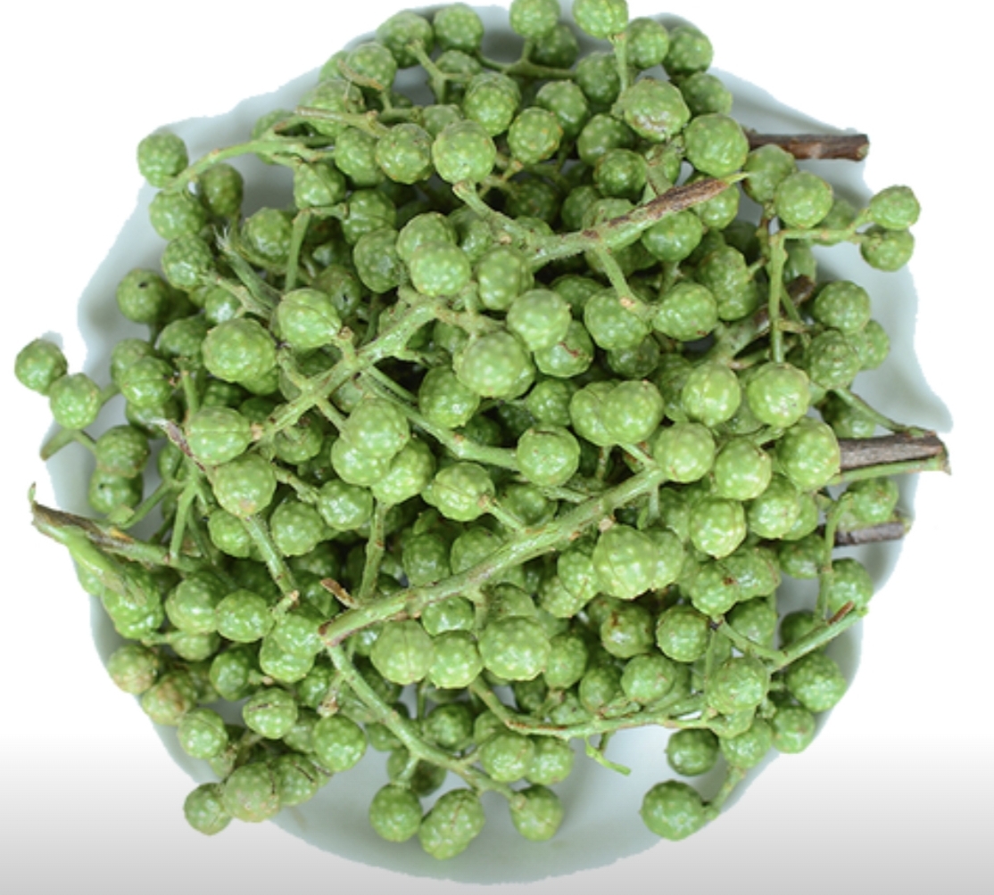 图片展示厨师正在厨房中将彩色圆椒切丝,准备下锅翻炒,旁边摆放着装满各色圆椒的篮子 圆椒在厨房中的实际应用场景