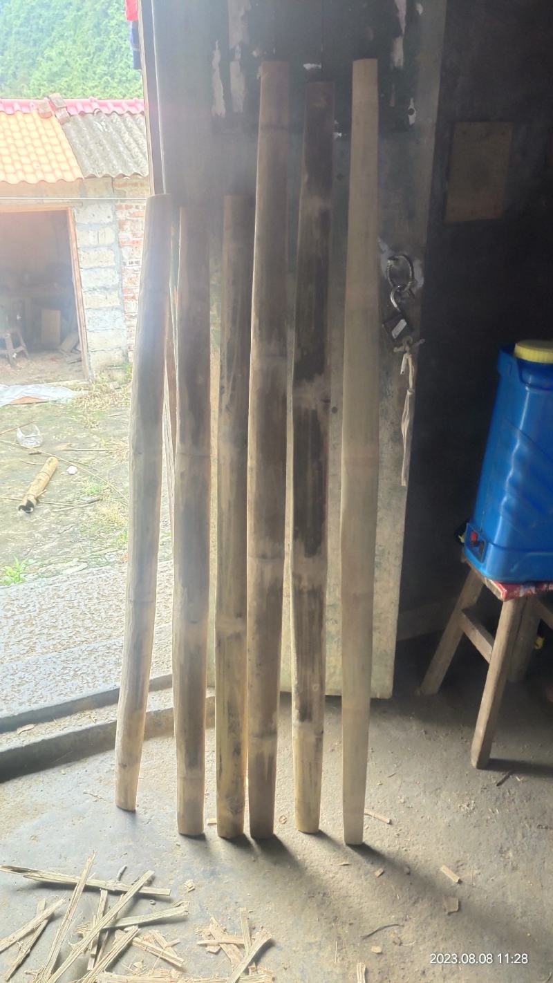刺竹扁担，老竹子韧性强，挑重耐用，手工打造精磨平整光滑