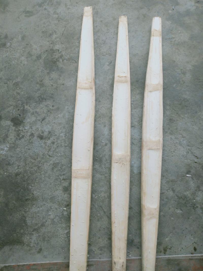 刺竹扁担，老竹子韧性强，挑重耐用，手工打造精磨平整光滑