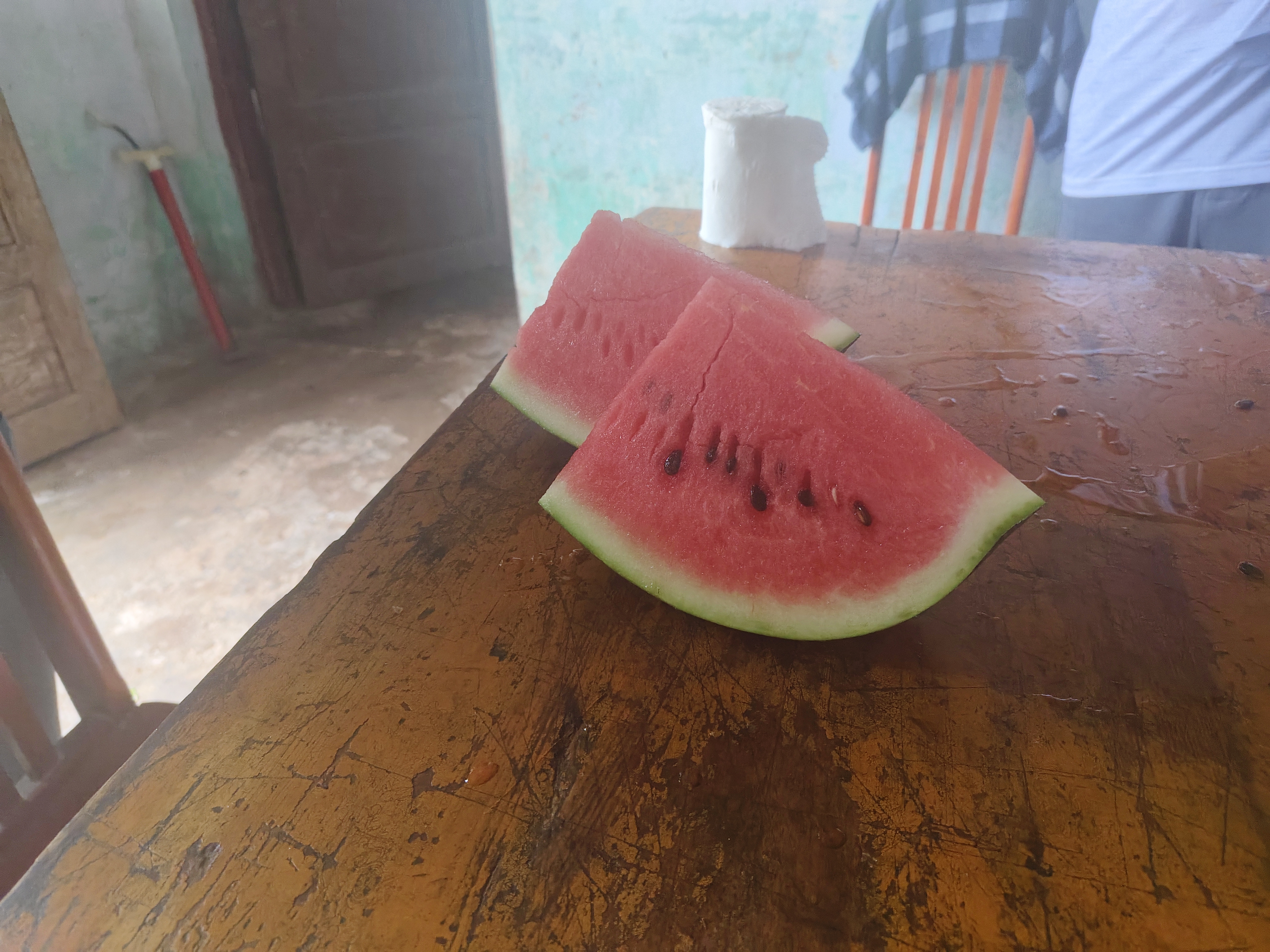 无籽西瓜摆放在餐桌上准备切开食用