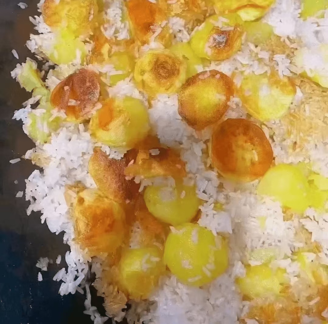 土豆与洋葱搭配炒制的菜肴