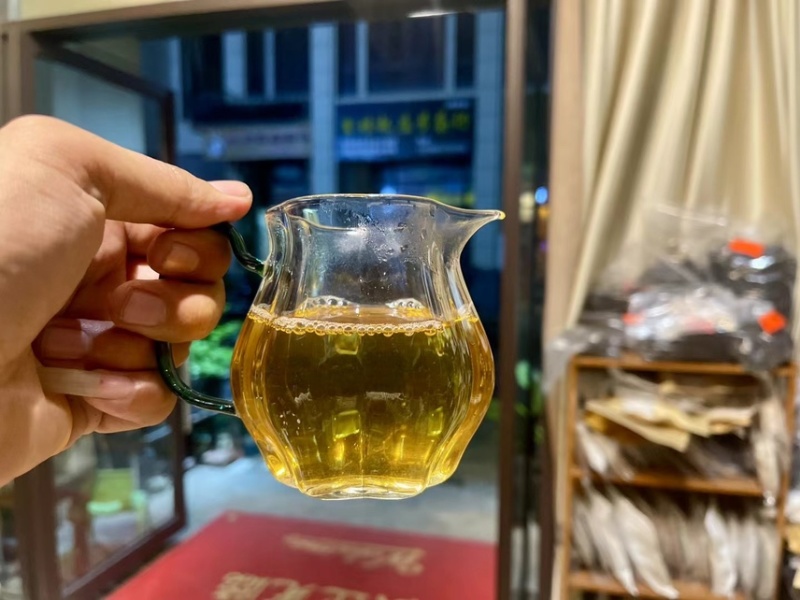 2017年刮风寨茶王树古树纯料200克饼