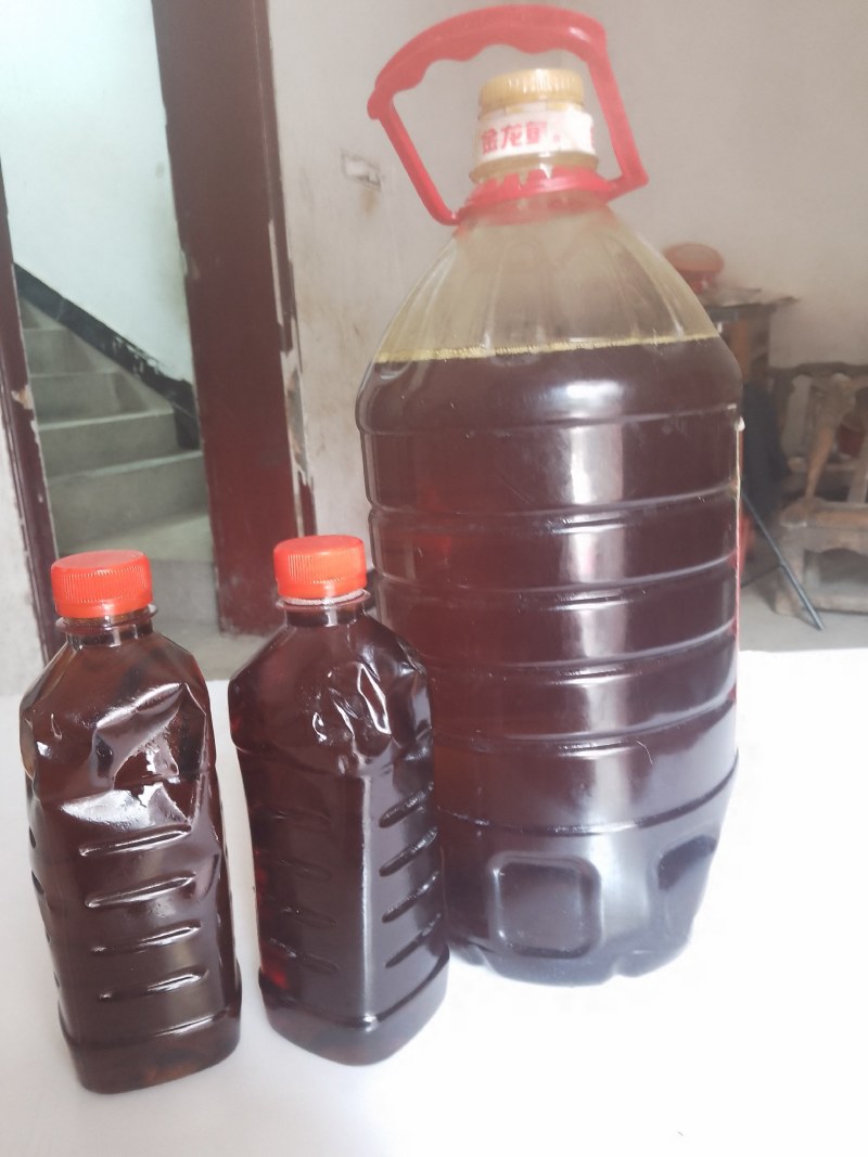 自产自销芝麻香油，香气十足，纯正无假，不加任何添加计。