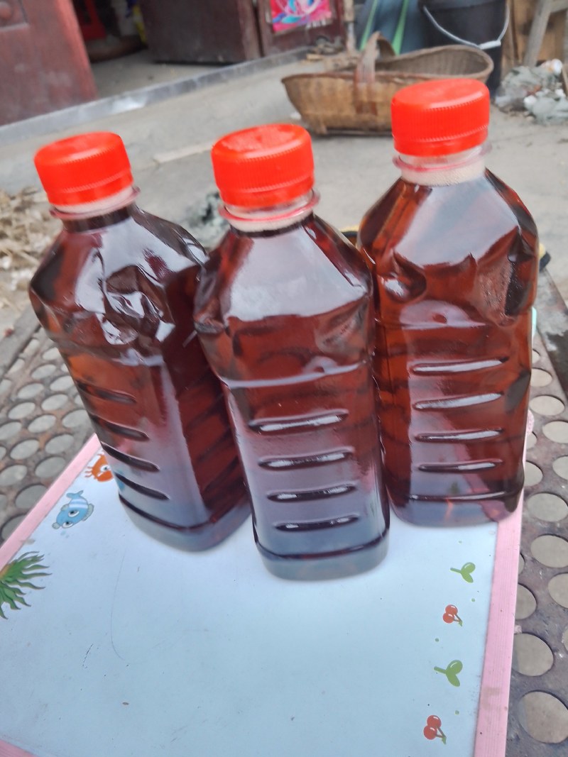 自产自销芝麻香油，香气十足，纯正无假，不加任何添加计。