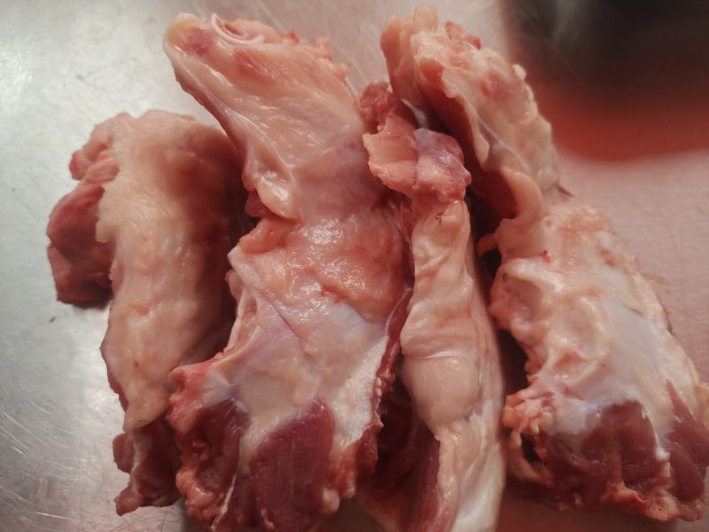 大量供应猪巴骨肉，量大从优，新鲜发货