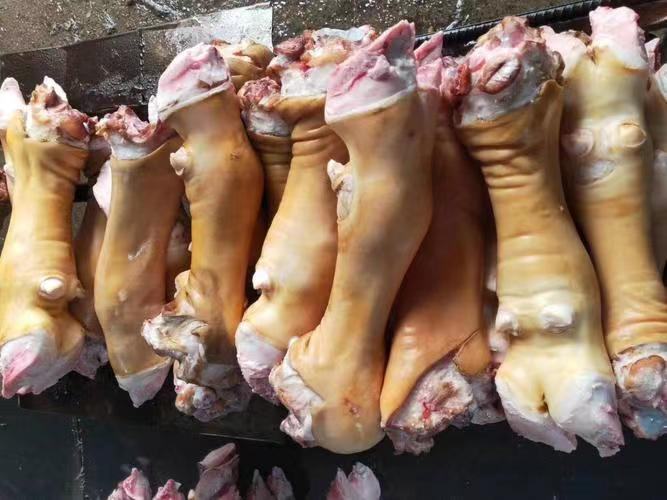 黑胡椒牛肉炒彩椒所需食材摆盘图