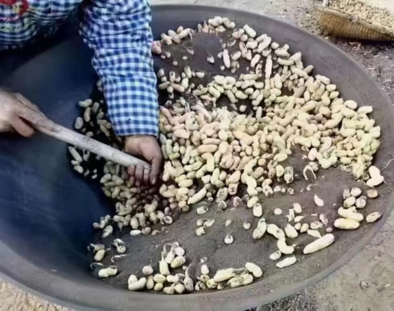 铁锅沙炒花生，原汁原味的它又香又清甜。它的壳被沙子烫的