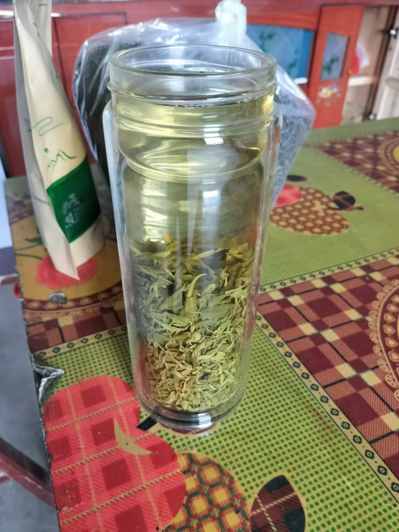 高山茶产自湖南和江西交界处高山顶上富晒绿茶，