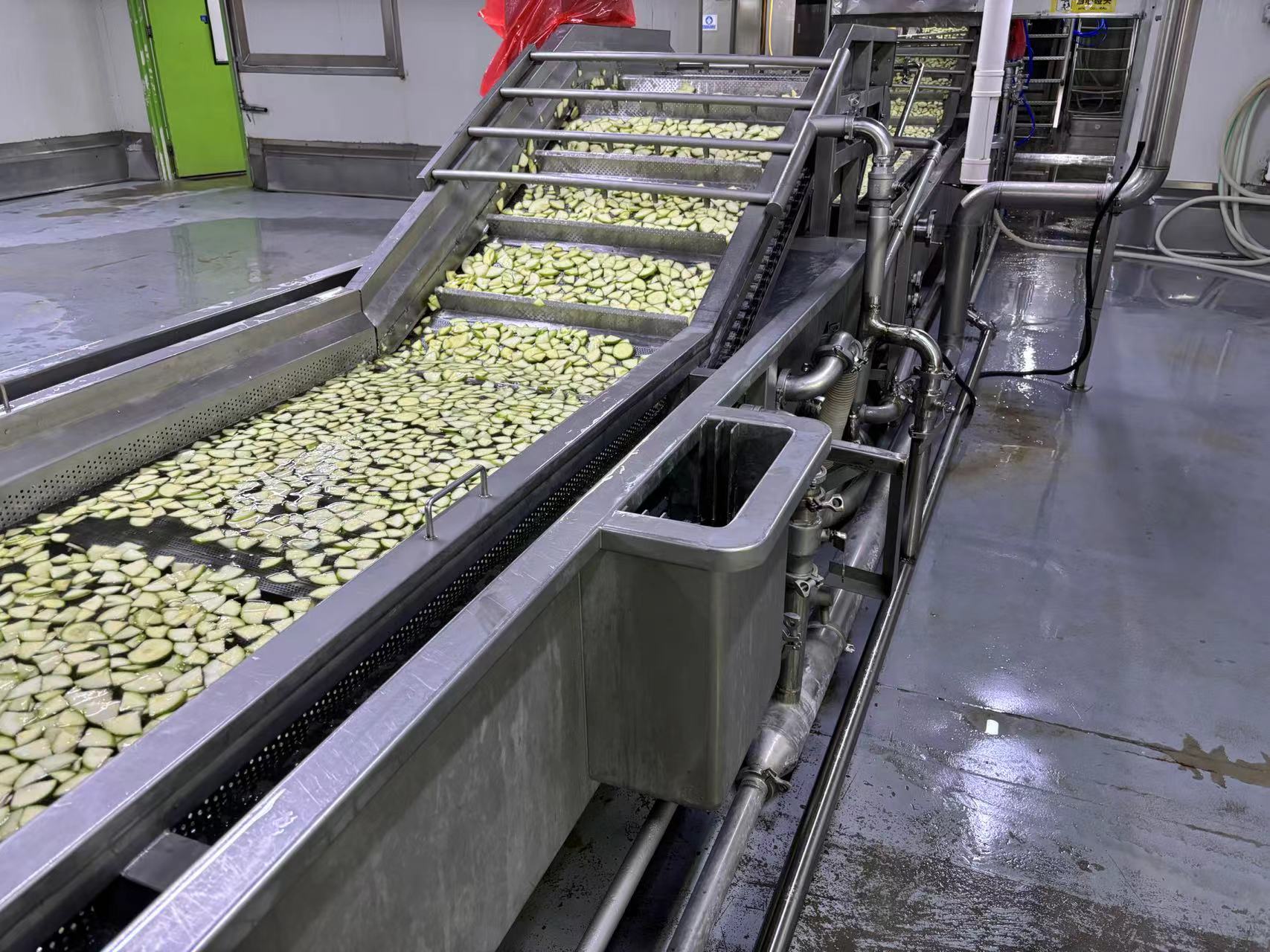 展示西红柿酱的工业化制作流程,包括清洗、蒸煮、打浆、浓缩等环节 西红柿酱制作过程