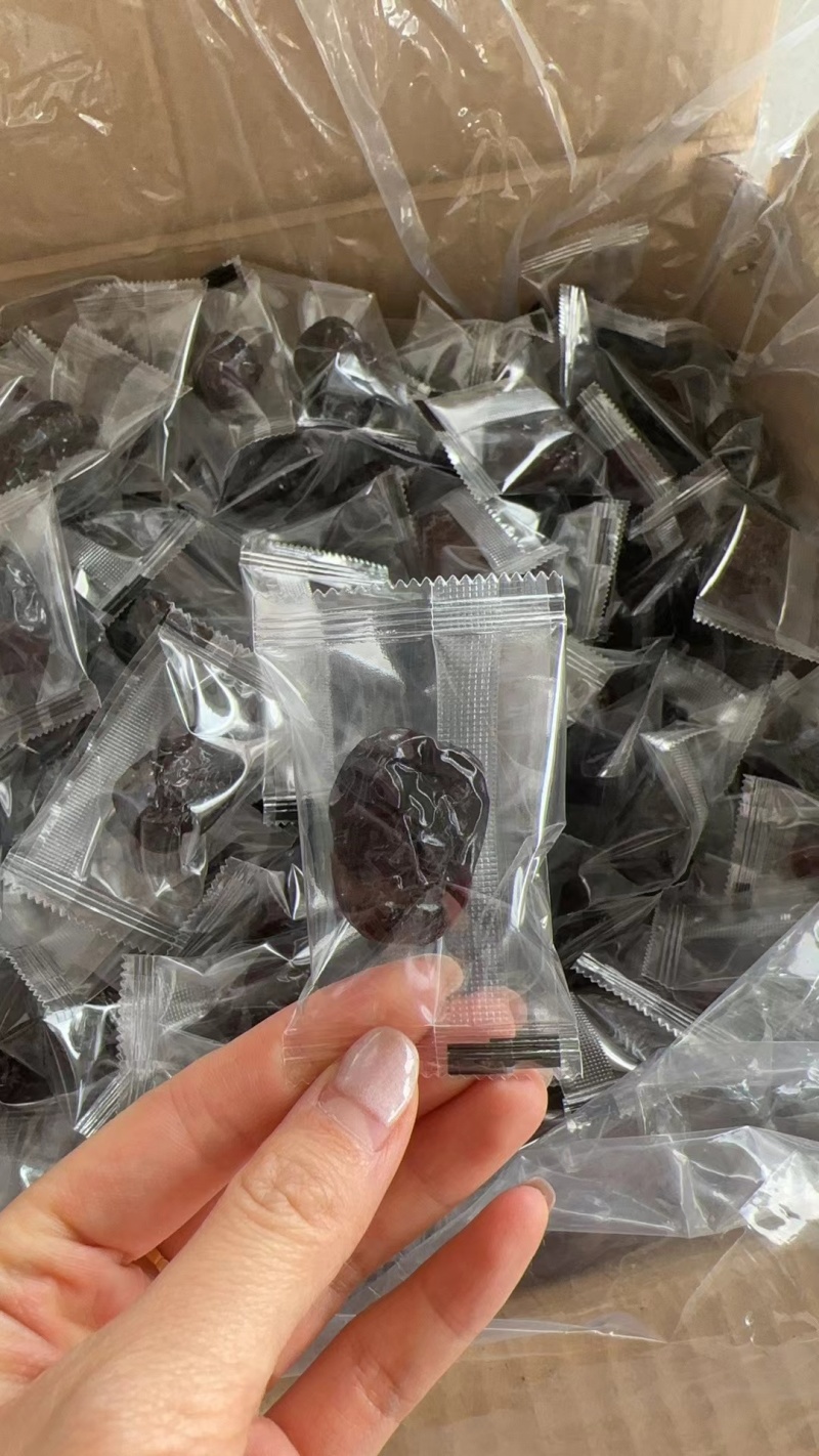 新疆蒸枣，经过三蒸三嗮制作而成，没有任何添加剂