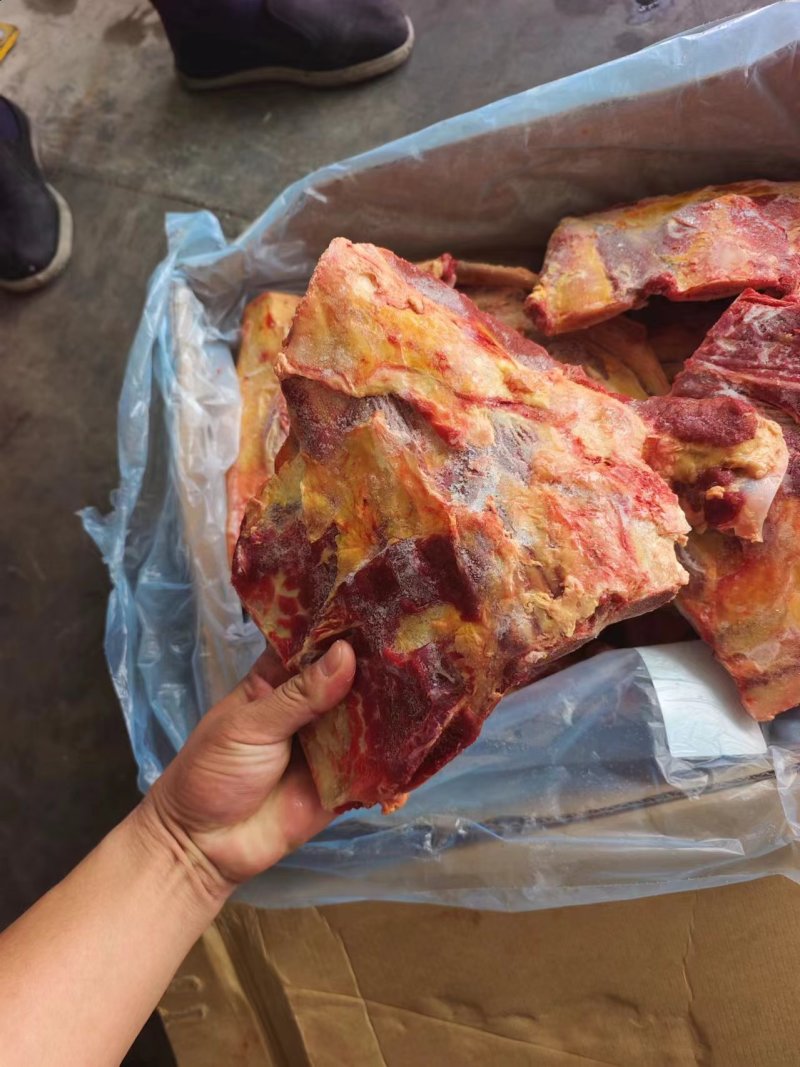 黄油牛小排，颜色新鲜，大小均匀，可以切块，带肉率高。