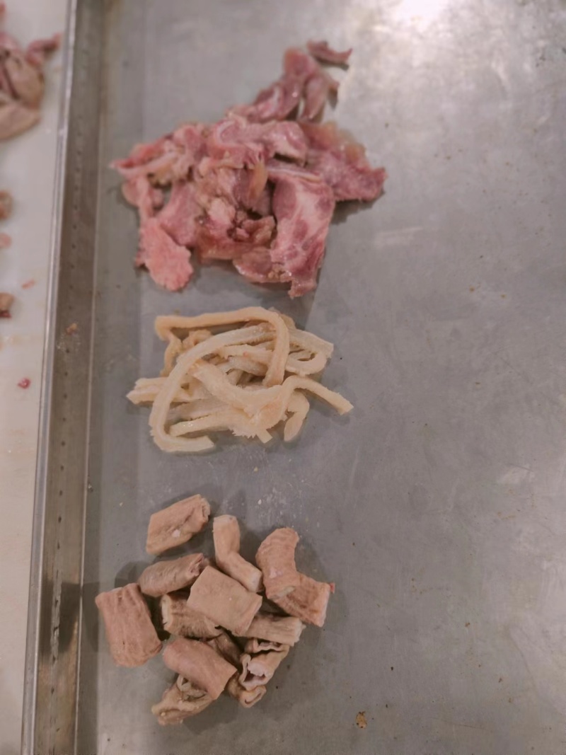 牛杂2斤真空包装含有牛肚，牛肠，牛头肉，肉筋1比1比例
