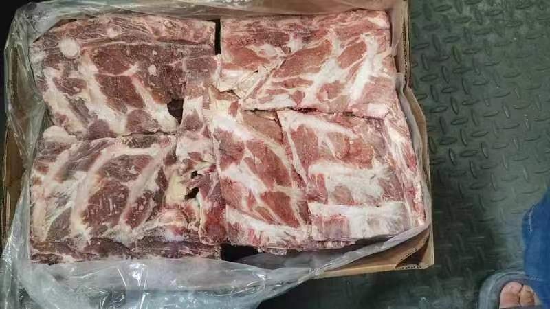 西门塔尔牛肉在市场销售的冷鲜柜展示