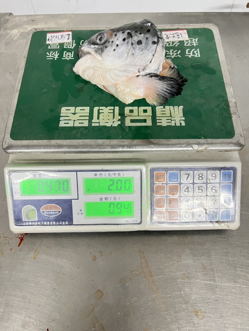 三文鱼头，450-750克/头，7800元一吨