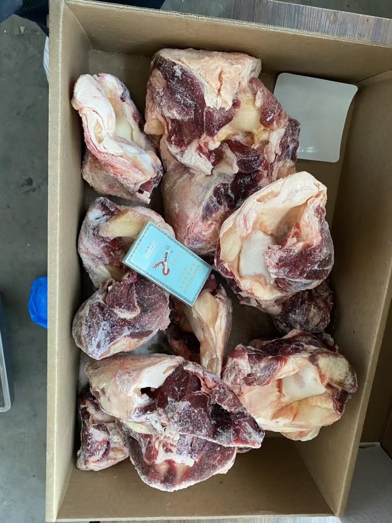 牛窝骨，(牛膝盖骨.牛髌骨）有筋有肉，非常好吃