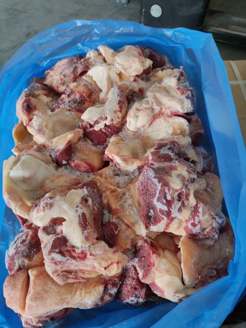 牛窝骨，(牛膝盖骨.牛髌骨）有筋有肉，非常好吃