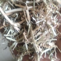 袋装的花生秧牛羊草料