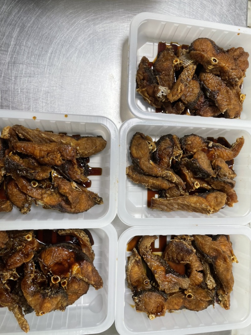 本帮熏鱼，工厂预炸，300克一盒，适合餐饮，电商团购地摊