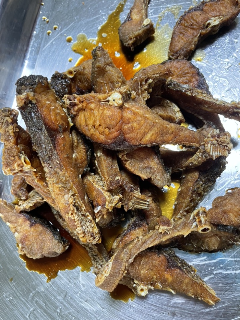 本帮熏鱼，工厂预炸，300克一盒，适合餐饮，电商团购地摊