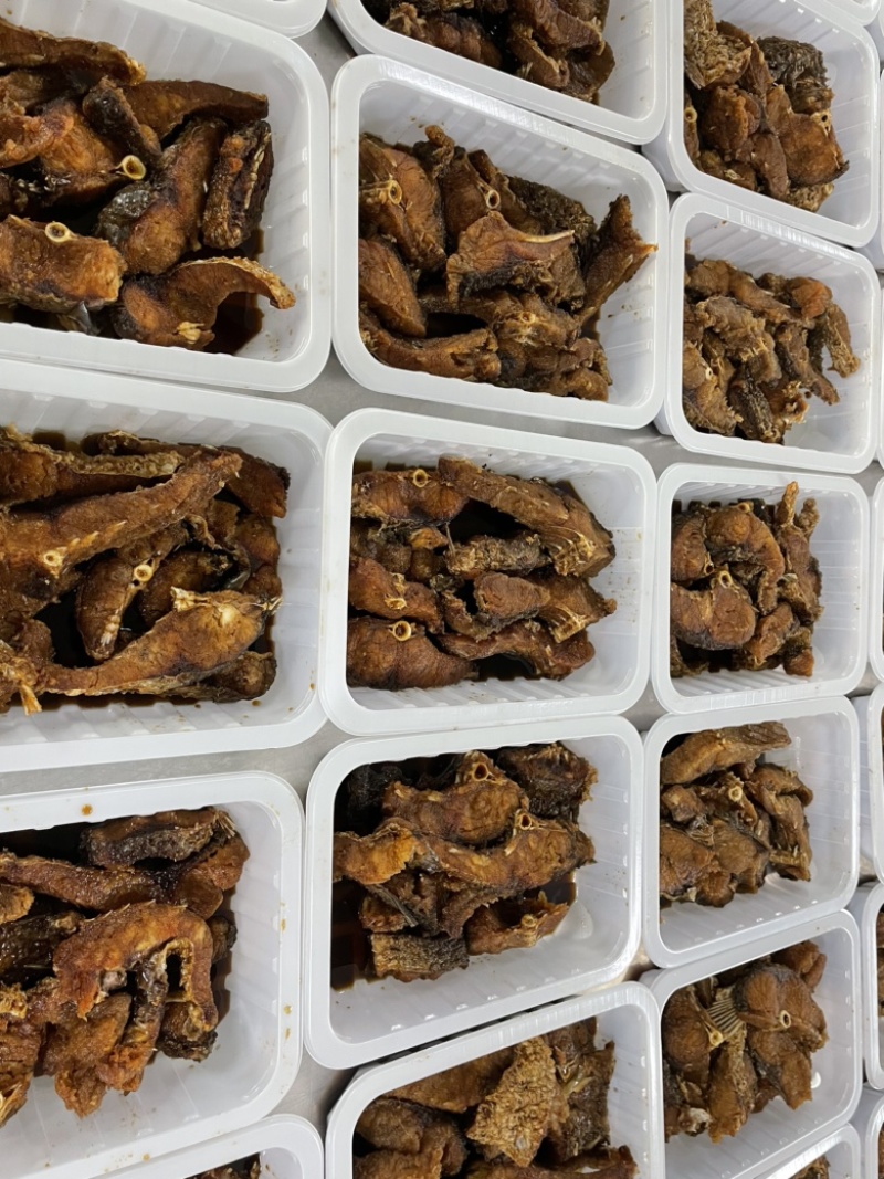 本帮熏鱼，工厂预炸，300克一盒，适合餐饮，电商团购地摊