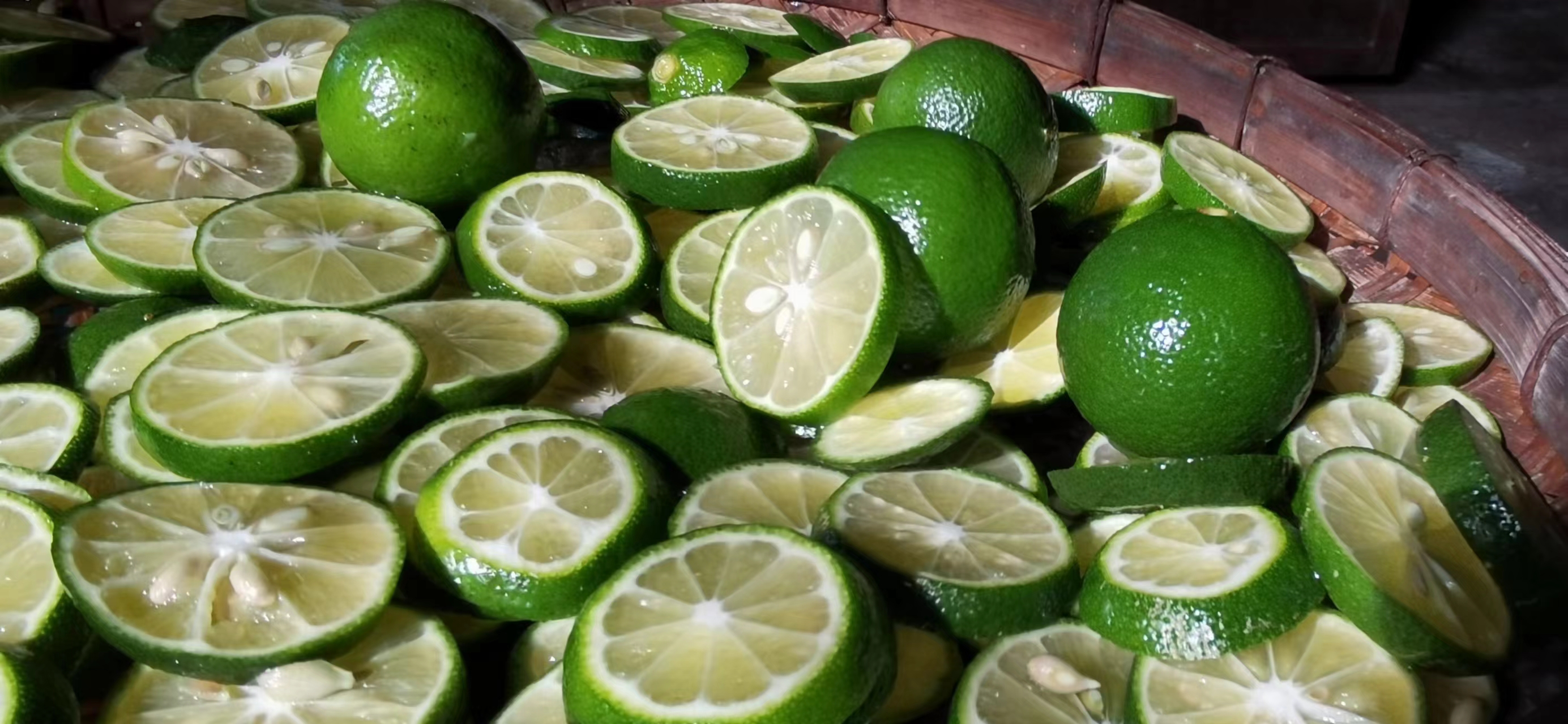 科罗娜啤酒加入柠檬与盐的特写图