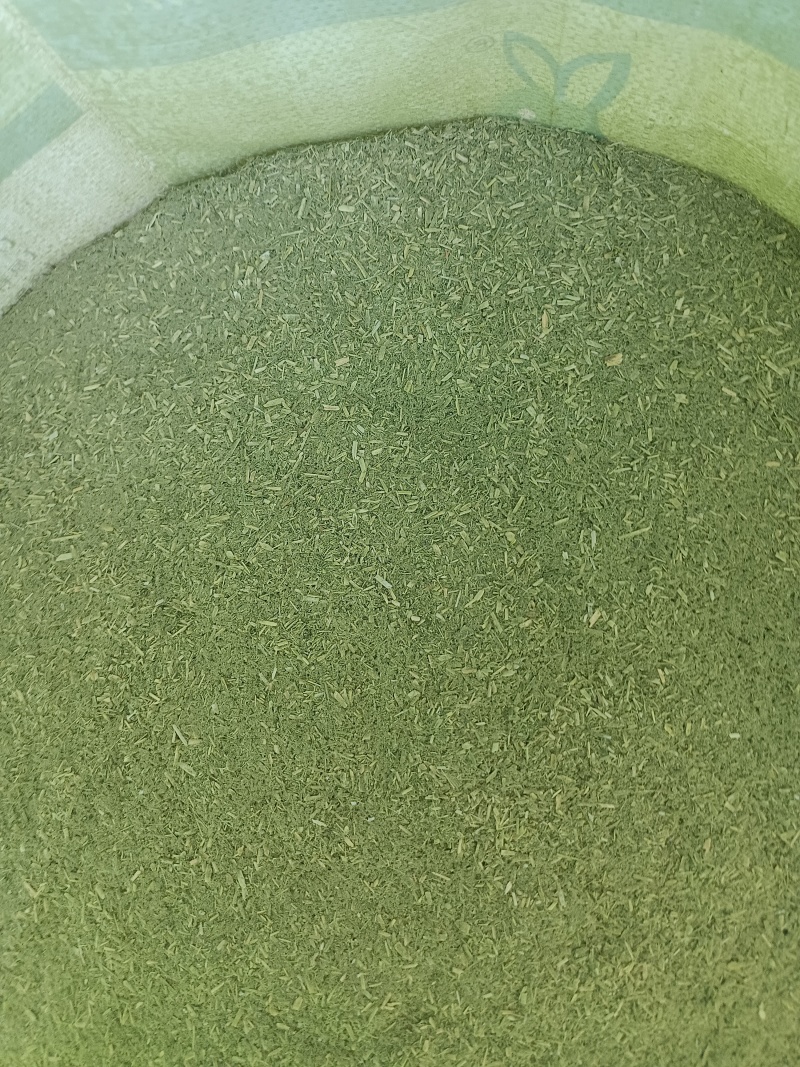 苜蓿草粉育肥猪牛羊马驴羊驼鸡鸭鹅鸵鸟家禽饲草料厂家批发