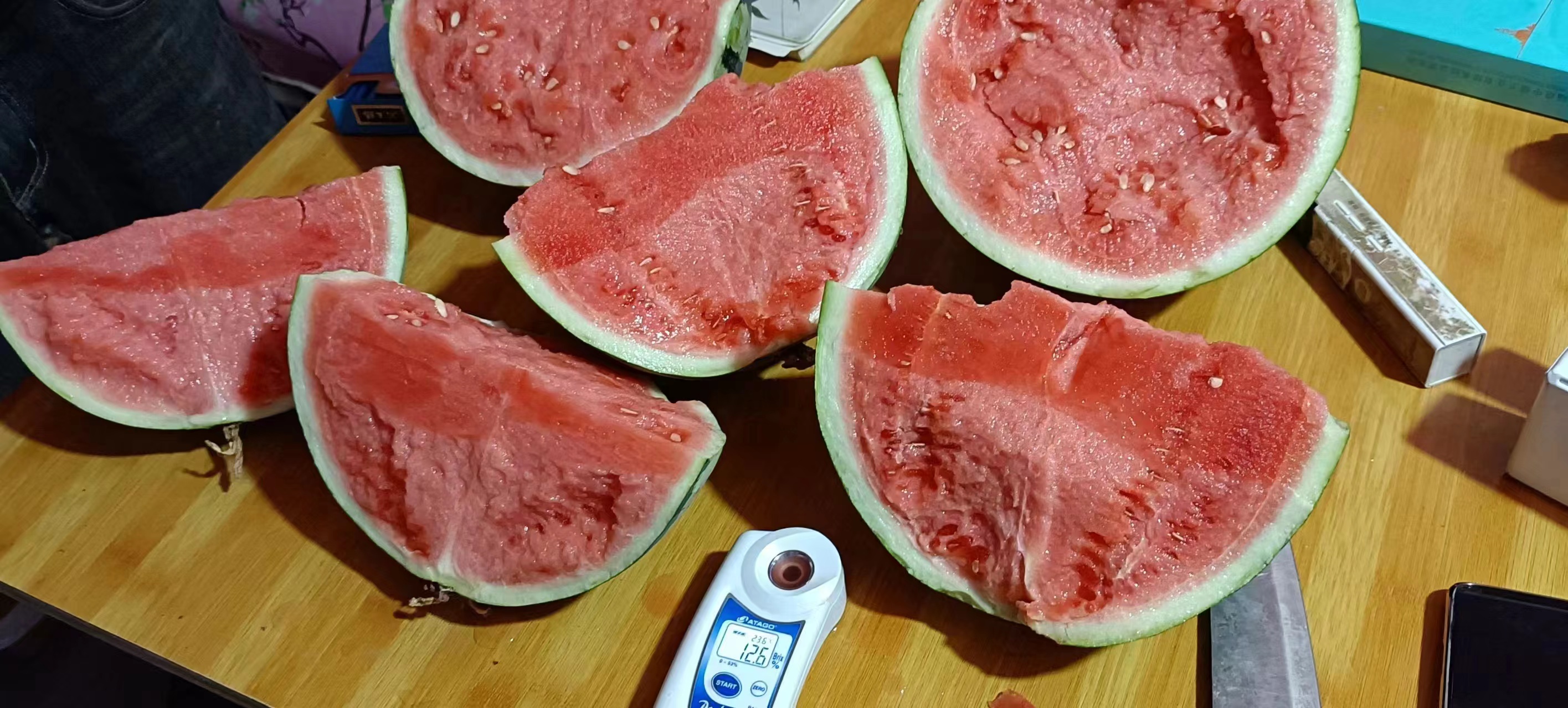 手持糖度计测量西瓜果肉的糖分含量 西瓜糖度检测仪器操作示意图