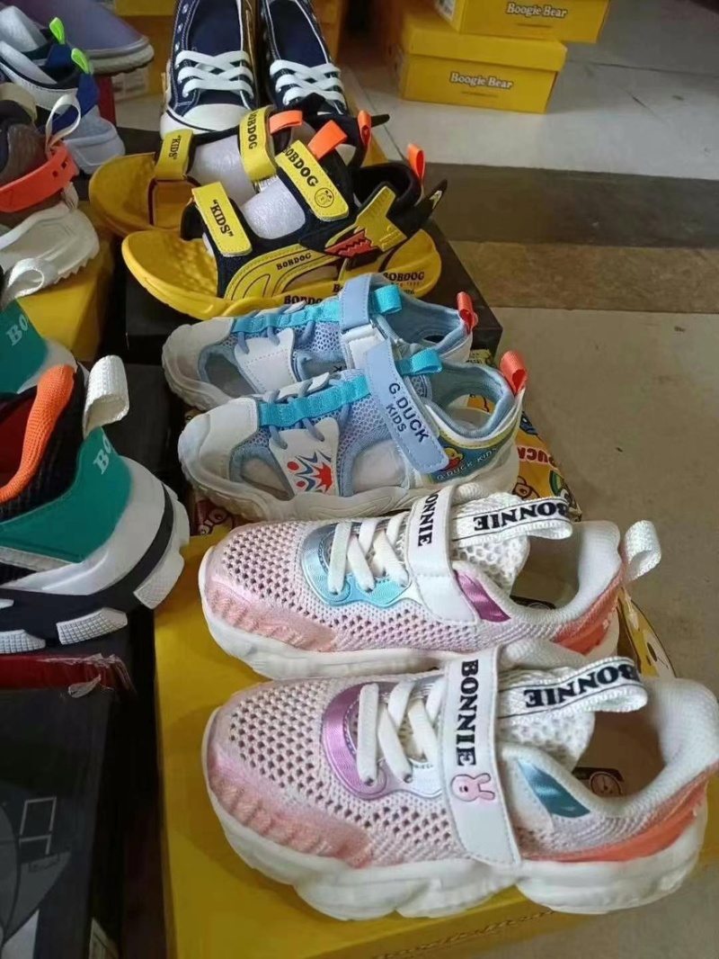 品牌童鞋还有3000双左右