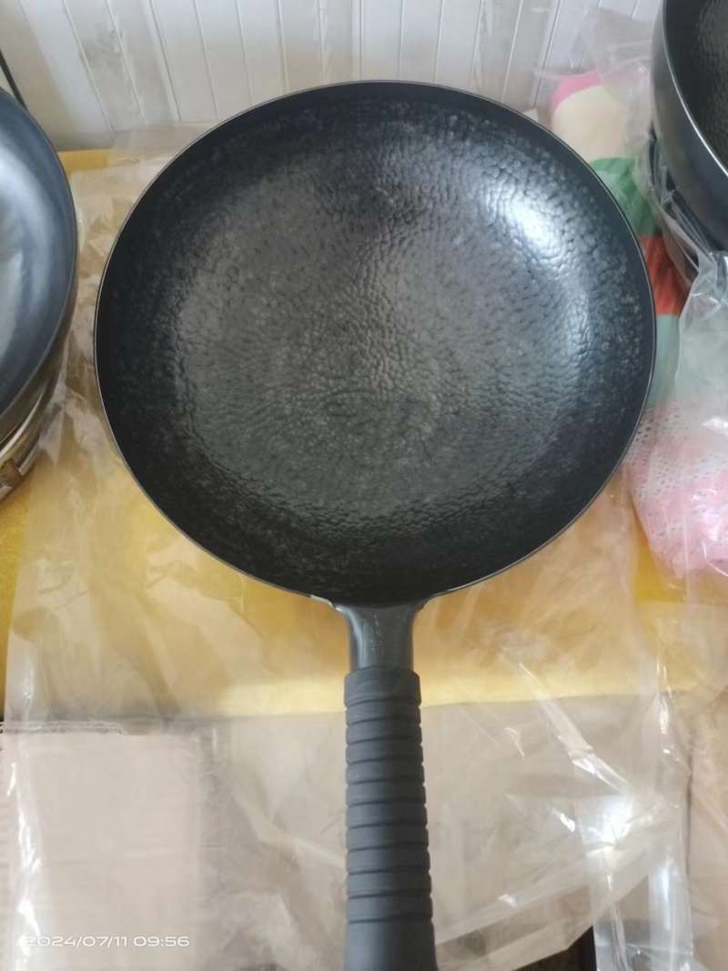 厨房用品纯手工锻打铁锅无涂层，不沾锅价格便宜