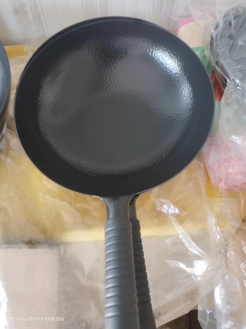 厨房用品纯手工锻打铁锅无涂层，不沾锅价格便宜