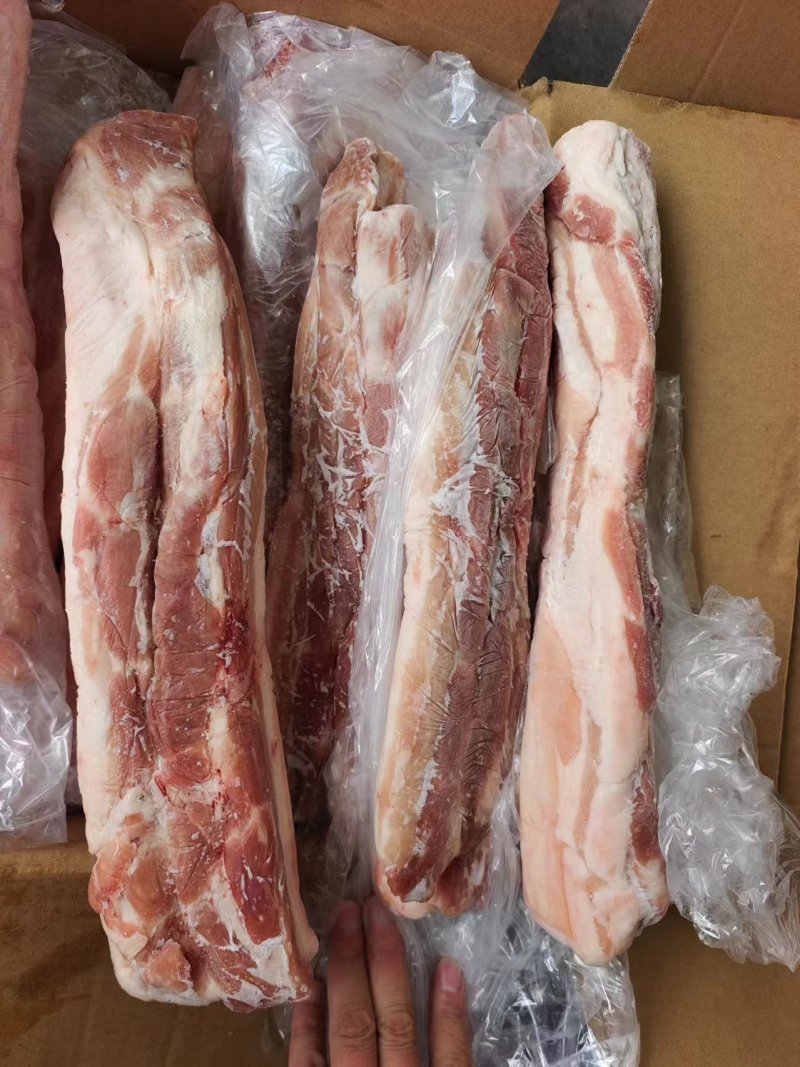 带皮五花肉条，层次分明，颜色鲜亮，价格超低实惠