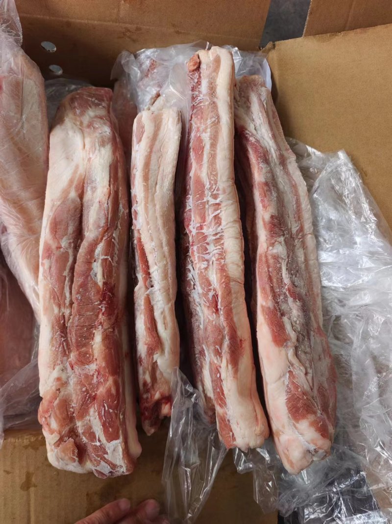 带皮五花肉条，层次分明，颜色鲜亮，价格超低实惠