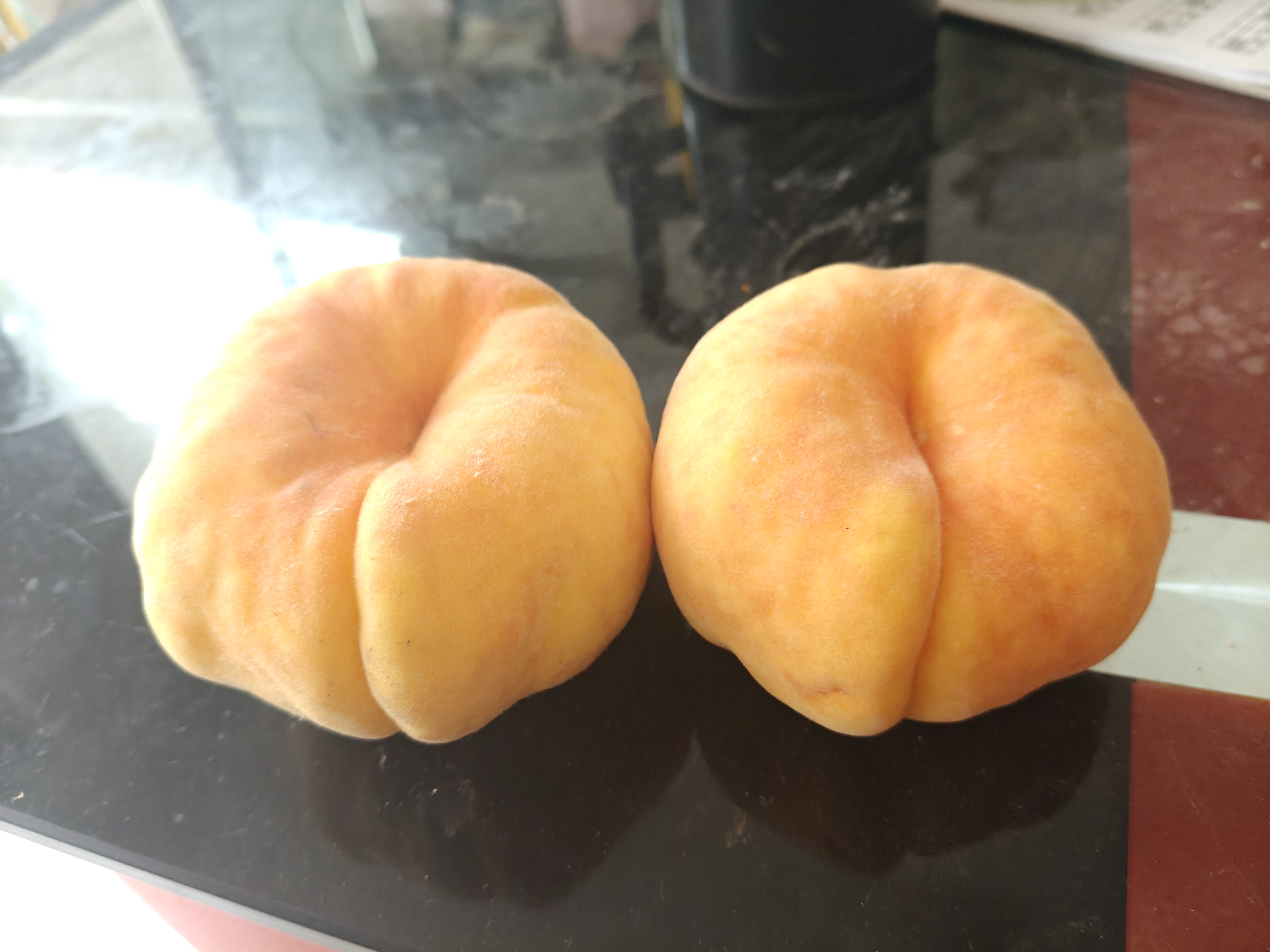 黄油桃摆放在桌面，新鲜饱满