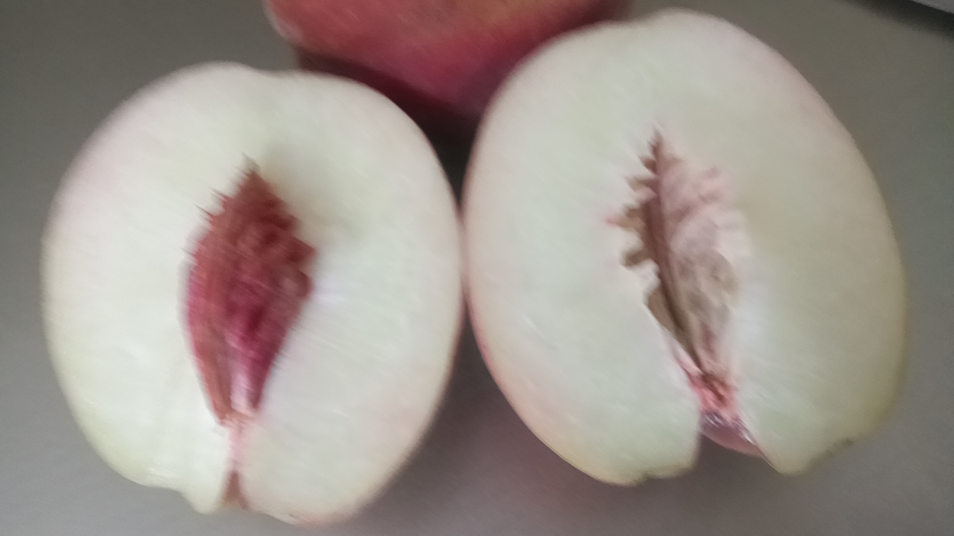 展示红不软桃与传统水蜜桃的外观与果肉对比 红不软桃与水蜜桃对比图