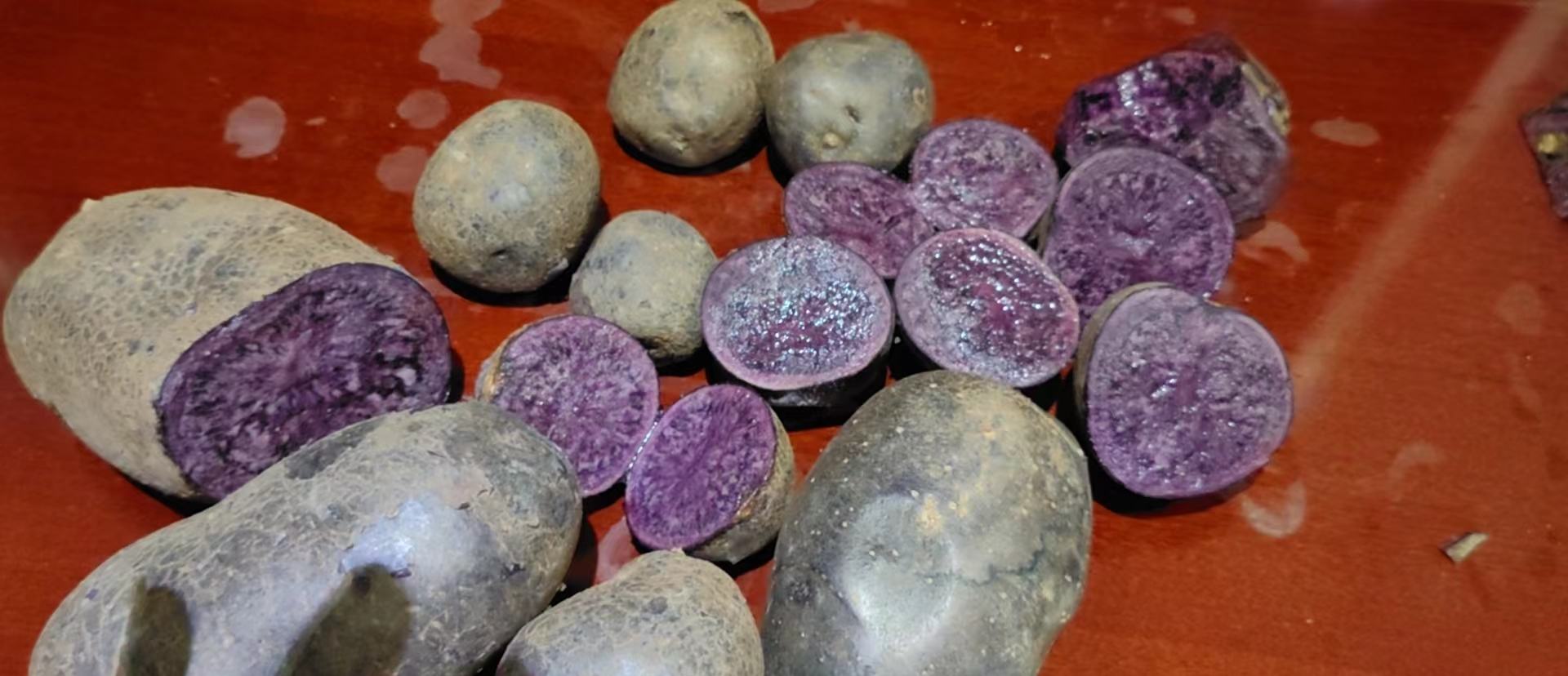 紫薯切开后呈现浓郁紫色,内部质地细腻,纹理清晰可见 紫薯切面展示紫色纹理