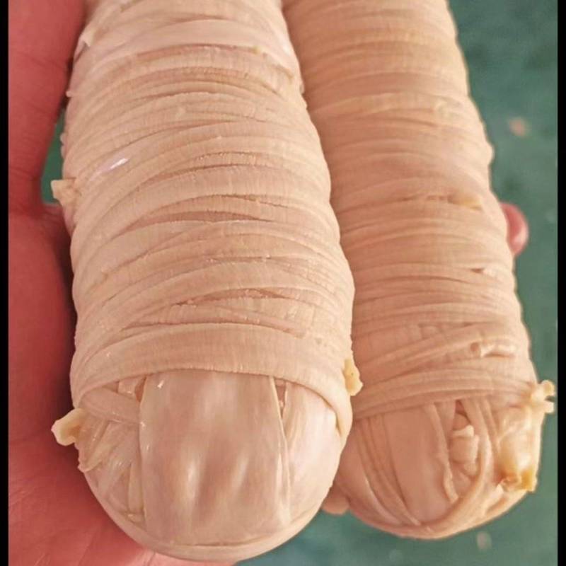 预煮原材料的肠卷