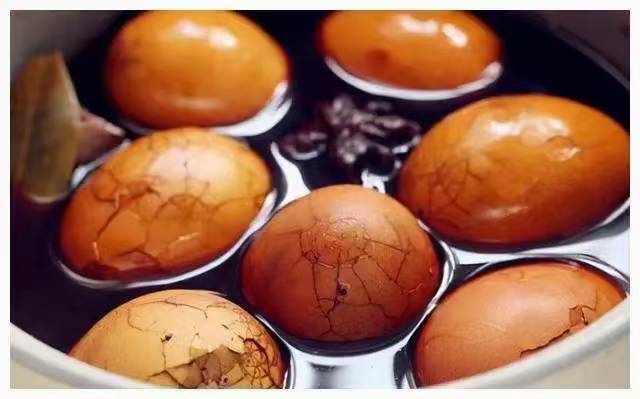 锅中炖煮的卤蛋,散发出浓郁香味 一锅正在炖煮的卤蛋