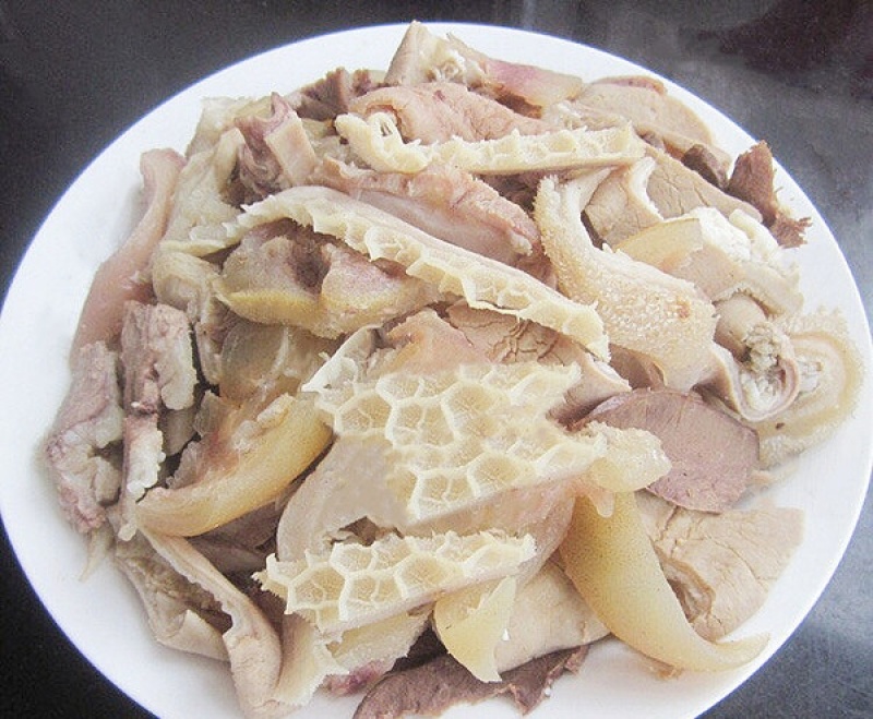 熟食牛杂，牛下货有大肠，小肠，肺，散袋，大肠头新鲜水煮。