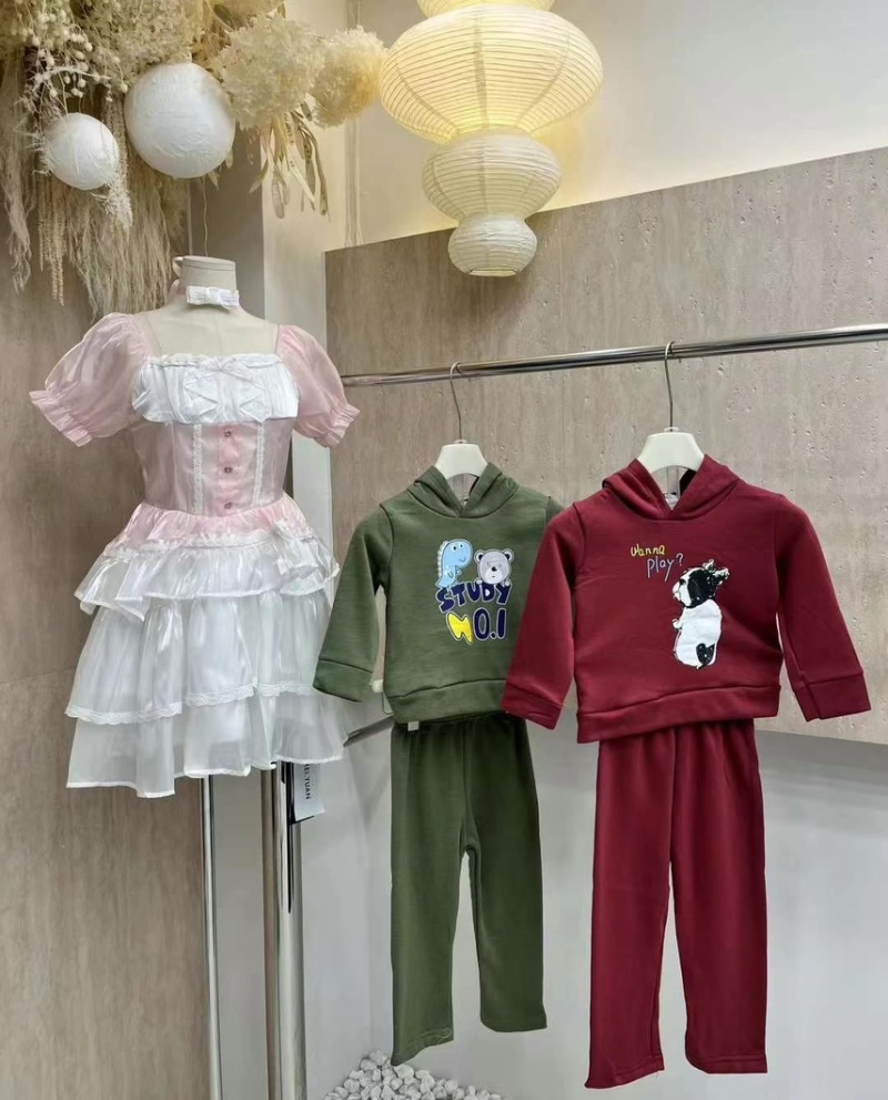 儿童连帽卫衣套装1800套左右，穿3到8.9岁，11.9